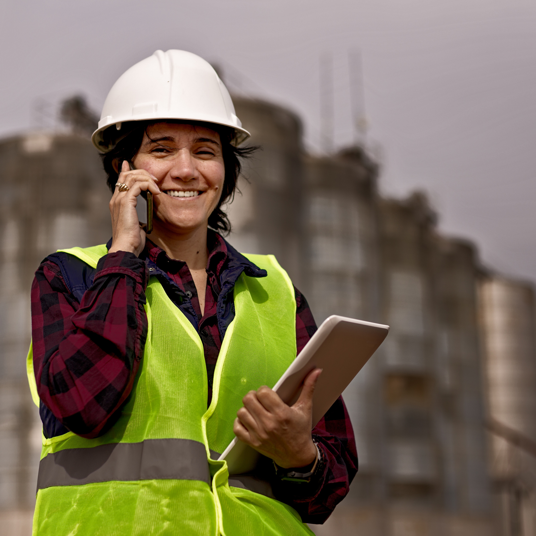 Woman at a Houston refinery on telephone bulk transport<br />
